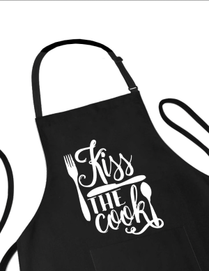 Sort personalizat kiss the cook cu text alb pe fundal negru in bucatarie