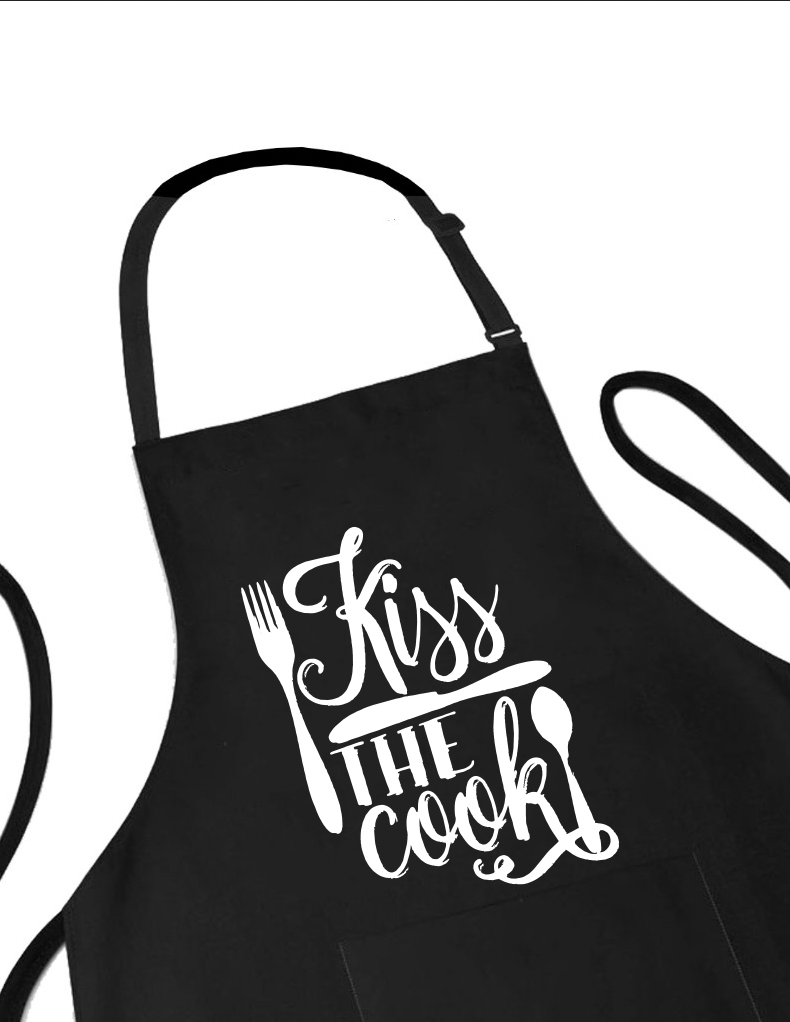 Sort personalizat kiss the cook cod PRZ-0033-SORT 1 Sort personalizat kiss the cook cu text alb pe fundal negru in bucatarie