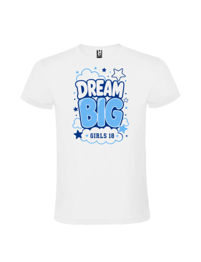 Tânără purtând un tricou majorat dream big 18 ani alb personalizat