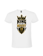 Tanar purtand un tricou majorat king of the night 18 ani personalizat de Panda Roz