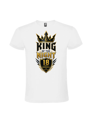 Tanar purtand un tricou majorat king of the night 18 ani personalizat de Panda Roz