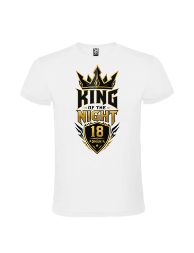 Tanar purtand un tricou majorat king of the night 18 ani personalizat de Panda Roz