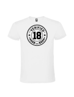 Tânăr purtând un Tricou majorat verified 18 ani cu design modern