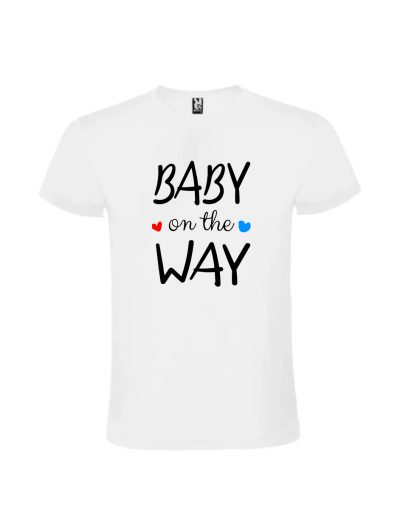 Viitoare mamica purtand un Tricou baby on the way parinti in devenire personalizat