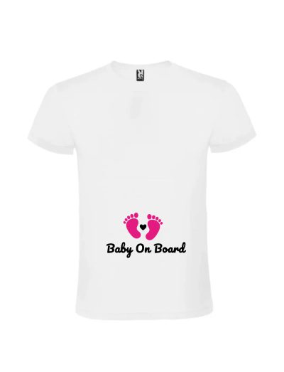 Viitoare mamica purtand un tricou baby on board fata personalizat